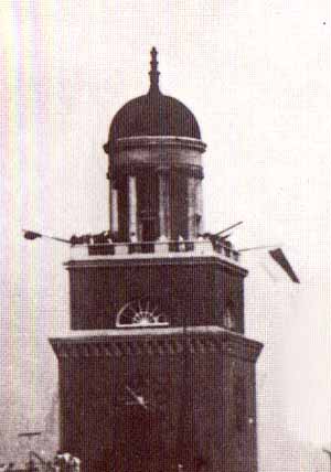 Rathausturm mit Fahnen geschmückt
